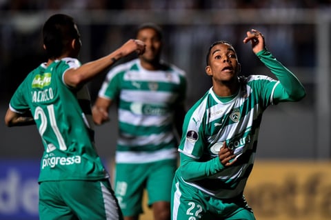 Urgido de una remontada, el técnico Rodrigo Santana decidió sacrificar al lateral Fabio Santos por el creativo venezolano Rómulo Otero.
