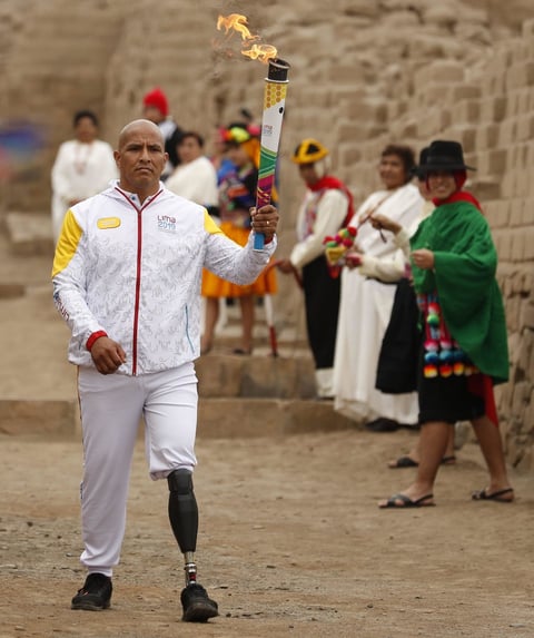 Luego, el presidente del comité organizador de los Panamericanos y Parapanamericanos Lima 2019, Carlos Neuhaus, acercó un pebetero al fuego que hizo el curandero en el 'pago a la tierra' para encender, a su vez, la antorcha, que era portada por el paratleta Carlos Felipa.