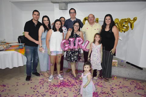 21082019 SE LLAMARá EMMA.  Jorge y Mony se encuentran muy contentos ya que en breve serán papás, motivo por el cual se organizó una fiesta en la que les fue revelado el sexo del bebé. A la celebración acudieron Ricardo, María, Renata, Norma, Rafa, María Emilia, Iveth y Vanessa.