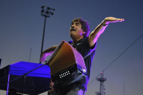 Piña vivió mucho tiempo en la colonia Independencia de Monterrey, para la cual escribió una cumbia llamada 'Mi colonia Independencia'. La localidad estaba enclavada en el Cerro de la Campana, motivo por el cual se ganó también el sobrenombre el 'Cacique de la Campana'.
