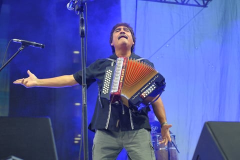 De acuerdo con su página de internet, el compositor y arreglista fue pionero en la mezcla o fusión de sonidos tropicales como base, conjugándolos con todo tipo de géneros populares.
