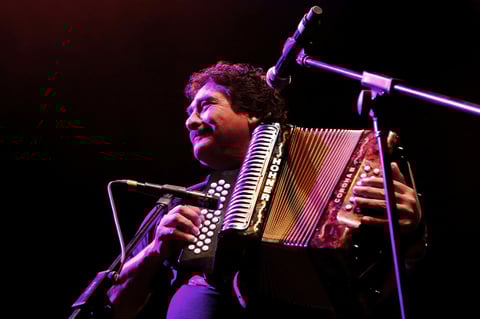 Celso daba serenatas a las chicas junto a sus hermanos Eduardo, Rubén y Enrique, pero fue en el año de 1980 cuando compró su primer acordeón para introducirse a la música vallenata.