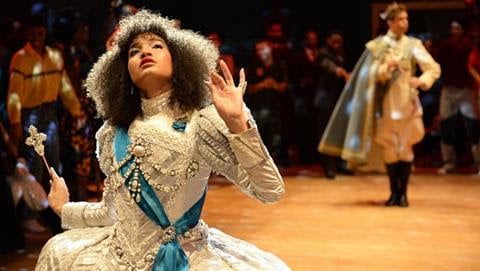 Pose: Temporada 1 (28/09/2019) 
Nueva York, 1987: el ícono de la cultura ball LGBTQ Blanca abre su propia casa, y pronto recibe a un talentoso bailarín y a una trabajadora sexual enamorada de un yuppie.