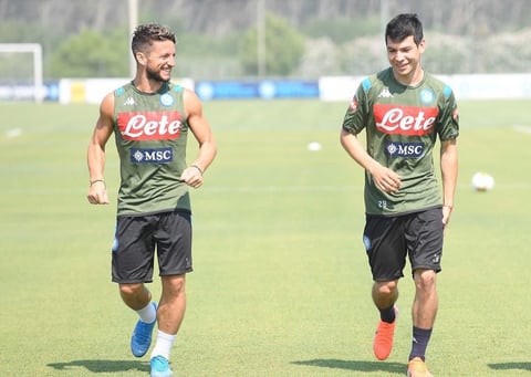 “Bienvenido Hirving Lozano a la familia del Napoli”, escribió el club italiano en su cuenta de Twitter, @sscnapoli, mientras que el presidente Aurelio de Laurentiis también publicó en su cuenta de esa red social @ADeLaurentiis: “Bienvenido Hirving”.