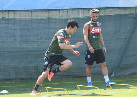 El atacante originario de la Ciudad de México fue la novedad en el entrenamiento del Napoli tras ser recibido por Ancelotti y su cuerpo técnico. El club transalpino destacó que Lozano cumplió con la sesión de manera completa pues “presentó buena condición física”.