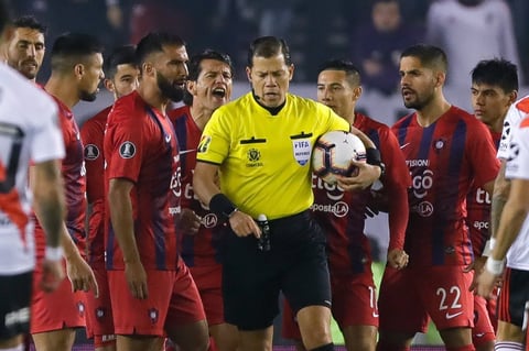 Por la misma llave, Boca goleó en la víspera 3-0 a Liga de Quito. Las revanchas se jugarán la próxima semana y de mantener la ventaja, los dos gigantes del fútbol argentino se enfrentarán por un lugar en la final programada para el 23 de noviembre en Santiago de Chile.