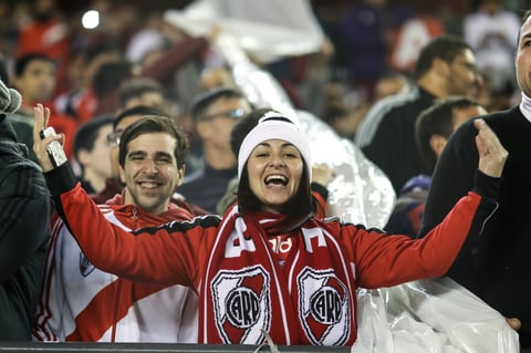 Con penales de Ignacio Fernández y del colombiano Rafael Santos Borré, el campeón vigente River Plate venció 2-0 a Cerro Porteño de Paraguay y puso un pie en las semifinales de la Copa Libertadores, instancia en la que podría toparse nuevamente con su acérrimo rival Boca Juniors después de la histórica final de 2018.