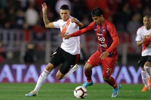 La situación dudosa se dio tras un tiro de esquina, en el cual el VAR advirtió una infracción en el área del delantero argentino Joaquín Larrivey, de Cerro, sobre el uruguayo Nicolás de la Cruz.