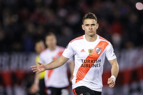 Fernández ejecutó la pena a los ocho minutos y el colombiano a los 65 en el estadio Monumental de River, por el duelo de ida de los cuartos de final del certamen continental.