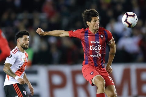Fernández facturó con un zurdazo cruzado que fue al palo opuesto al elegido por el arquero argentino Juan Pablo Carrizo, quien volvió al estadio Monumental ocho años después de atajar para River en su histórico descenso de categoría. Pese al mal recuerdo, un sector de la hinchada local lo recibió con aplausos.