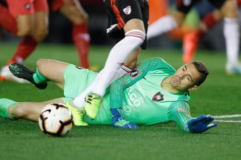 La temprana desventaja alteró el plan de juego de Cerro Porteño, el único equipo que no ha ganado el certamen continental de los ocho que siguen en carrera. El Ciclón paraguayo, dirigido por el argentino Miguel Ángel Russo, que se coronó con Boca Juniors en 2007, se dedicó a reclamarle al árbitro y al juego brusco antes que mantener la calma para buscar el empate.