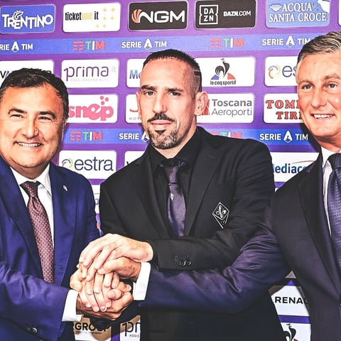 Fiorentina presenta a  Franck Ribéry, ante 12 mil aficionados
