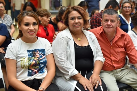 23082019 MUY CONTENTOS.  María Victoria, Maricruz Campa y David Machado.