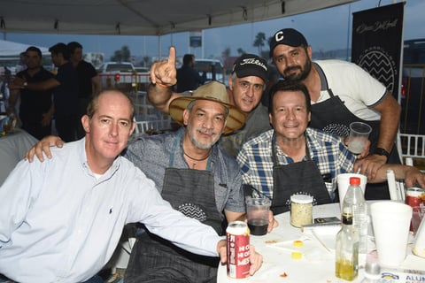 23082019 EN TORNO AL ASADOR.  Arturo, Jorge, Vicente, Toño y Omar la pasaron de lo mejor.