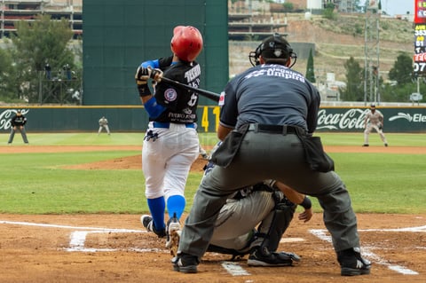 El derrotado fue Taylor Hill (2-2), al tirar tres entradas y un tercio con nueve imparables, sin base, un ponche y ocho carreras.