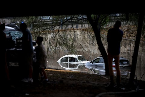Daños a automóviles en las principales vías a causa de la inundación que dejaron las fuertes precipitaciones.