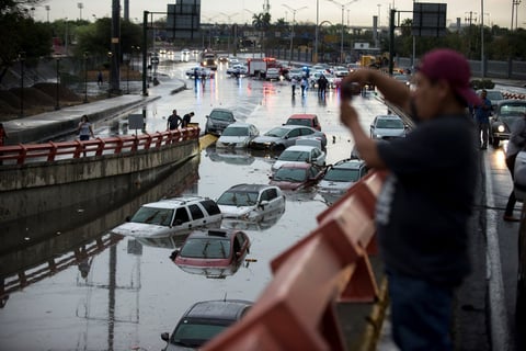 Las zonas más afectadas por la intensa lluvia son el centro de Monterrey, General Escobedo, Villa Salinas, Hidalgo, Juárez, Cadereyta y San Nicolás de los Garza.