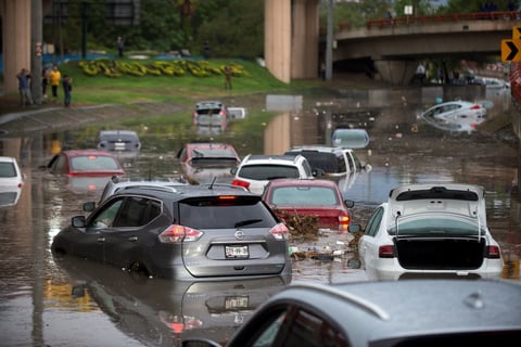 Las principales avenidas de Monterrey, que normalmente registran intensa carga vehicular, se convirtieron en grandes estacionamientos por los severos encharcamientos.
