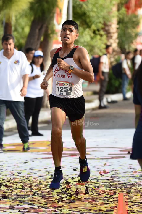 Corren la Gran Carrera Nacional 10 K Grupo SIMSA