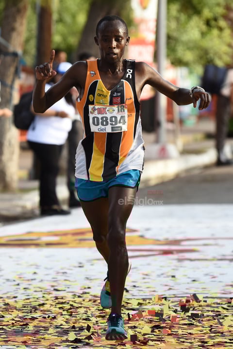 Corren la Gran Carrera Nacional 10 K Grupo SIMSA