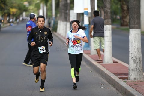 Al momento de cruzar la meta, cada uno de los corredores colgaron de su pecho la medalla.