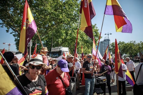 Entre los asistentes estuvieron muchos españoles, con banderas de la República, que habían participado la víspera en diferentes actos en homenaje a 'la Nueve', que había sido olvidada en Francia, pero que en los últimos años está siendo reconocida.