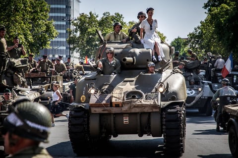 El Ayuntamiento había invitado a los participantes a vestirse con uniformes de la época y en el desfile participaron algunos carros de combate similares a los que recorrieron las calles de la ciudad en la lucha contra los nazis.