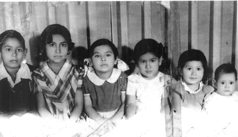 Martín con sus hermanitas Angelina, Chacha, Aurora, Inés y Mercedes Gómez Flores; hace algunas décadas.
