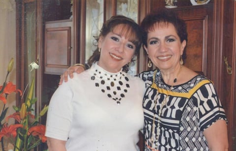 25082019 MUY CONTENTAS.  Lic. Analilia e Ivonne Escalera Leyva en pasada reunión familiar.