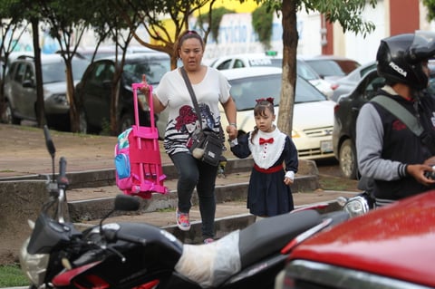 De acuerdo con la información oficial, 552 mil 200 alumnos que conforman la matrícula estatal estarán regresando a las aulas, entre ellos 408 mil 161 inscritos en instituciones de educación inicial, especial, preescolar, escuelas primarias y secundarias; los demás son de los niveles medio superior, superior y postgrado.