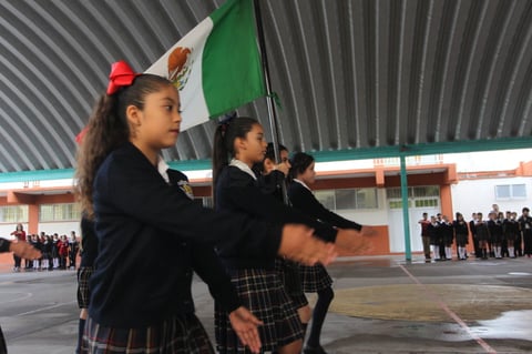 Particularmente en el caso de nivel secundaria, algunas escuelas ya realizaron la entrega de los uniformes escolares gratuitos del Gobierno del Estado y se prevé desde hoy la entrega de los libros de texto.