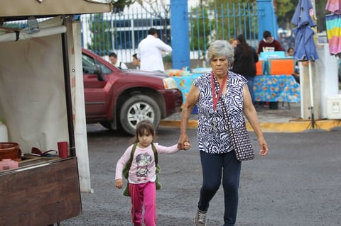 Padres y madres de familia, abuelos y abuelas acudieron a dejar a los niños en su primer día de clases.