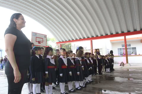 Como se acostumbra cada lunes en muchos de los centros educativos se llevaron a cabo los Honores a la Bandera.