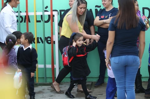 Algunos pequeños acudieron a su primer día de clases en su vida escolar.