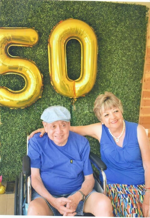 25082019 50 AñOS DE MATRIMONIO.  Gustavo L. Wong y Graciela González Fernández se encuentran muy contentos por su aniversario de casados; en la celebración los acompañaron sus tres hijos y seis nietos.