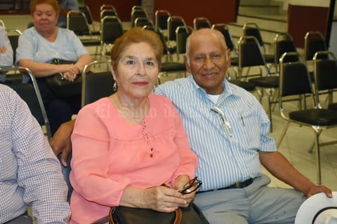 25082019 EN UNA PLÁTICA.  Lupita y Héctor.