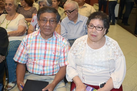 25082019 EN INTERESANTE CHARLA.  Antonio y María del Consuelo.
