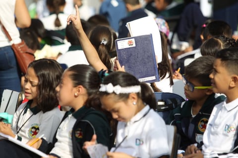 De esta manera, los estudiantes iniciaron el ciclo escolar 2019-2020 al exterior del Centro de Convenciones Bicentenario.