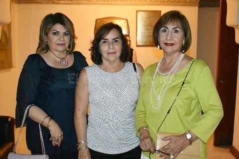 27082019 EN UN CONCIERTO DE LA CAMERATA.  Ivonne, Alejandra y Bertha Aurora.