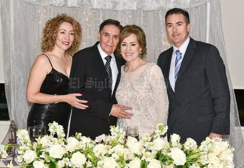 27082019 BODAS DE ORO.  Lupita Morales de López e Ing. Nazario López Robles, en compañía de sus hijos, Elizabeth López de Aragón y Eduardo López Morales.