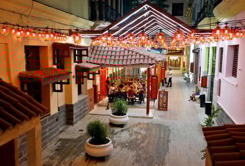 Encendió nuevamente las tradicionales linternas rojas hace unos días.