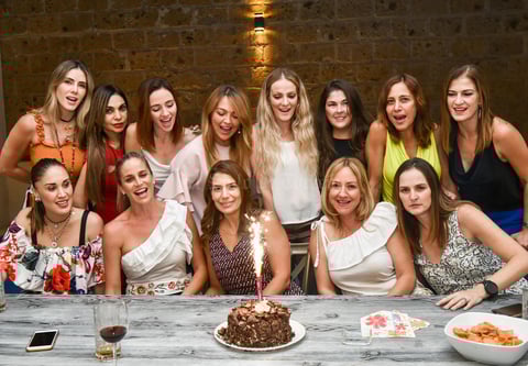 Mónica acompañada de sus amigas.jpg