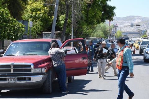 Personal de la Secretaría de Finanzas del área de Control Vehicular, acompañados por elementos de Fuerza Coahuila, están a cargo.
