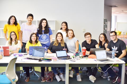 Estudiantes posan para la cámara en un receso de sus actividades diarias.jpg