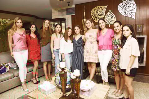 Any acompañada de sus amigas.jpg