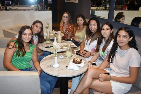 28082019 Grupo de amigas pasándola muy bien.