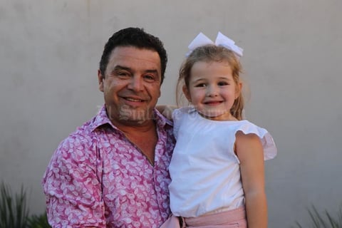 28082019 Luis García Colores y su nieta Eloísa.