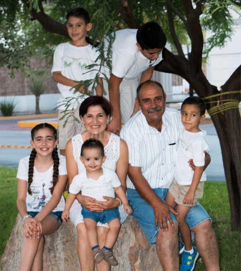 28082019 Charo y Jaime con sus nietos Tadeo, Adrián, Jimmy, Danna y Matías.