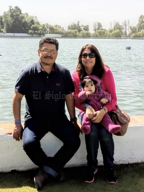 28082019 Luis Manuel y Maricela Cázares con su nieta Denise.