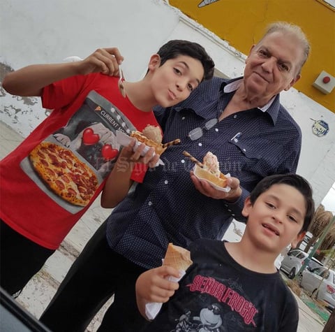 28082019 Sergio Ramírez Ayala con sus nietos Vidal y Bernardo Jaidar Ramírez.